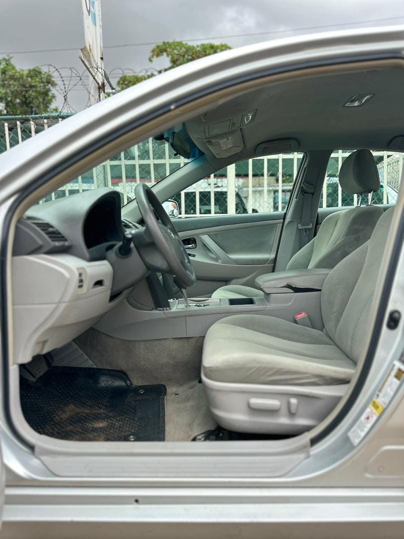
								2009 Toyota Camry LE full									