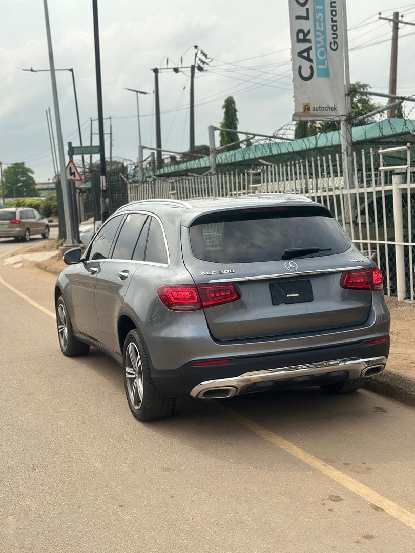 
								2020 Mercedes Benz GLC300 4matic full									