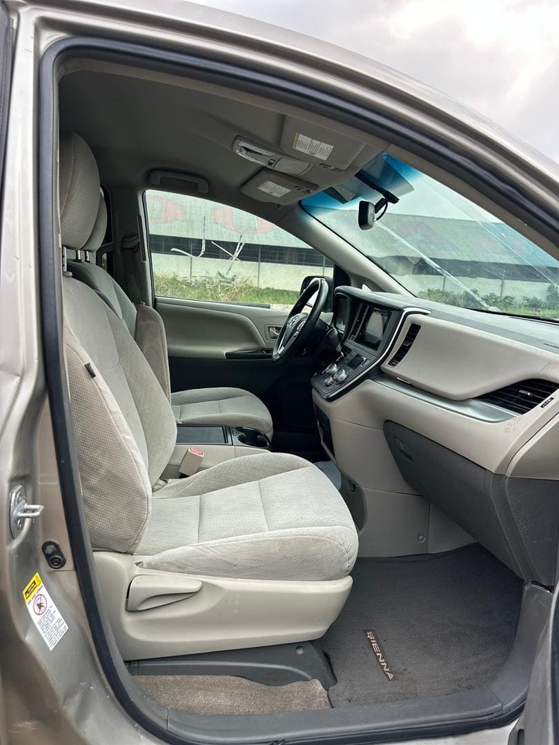 
								2017 Sienna LE full									