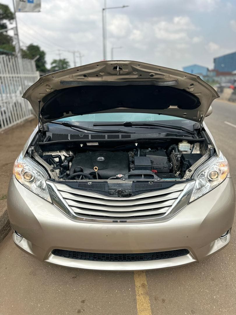 
								2017 Sienna LE full									