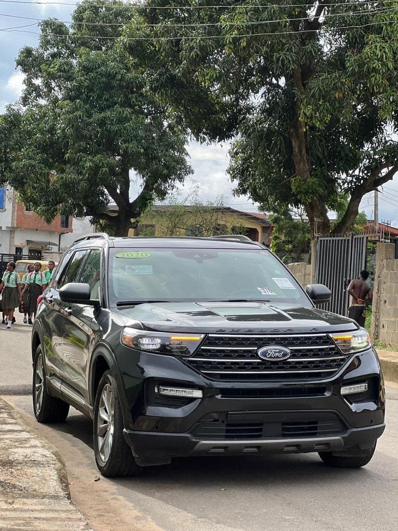 2020 Black Ford Explorer XLT