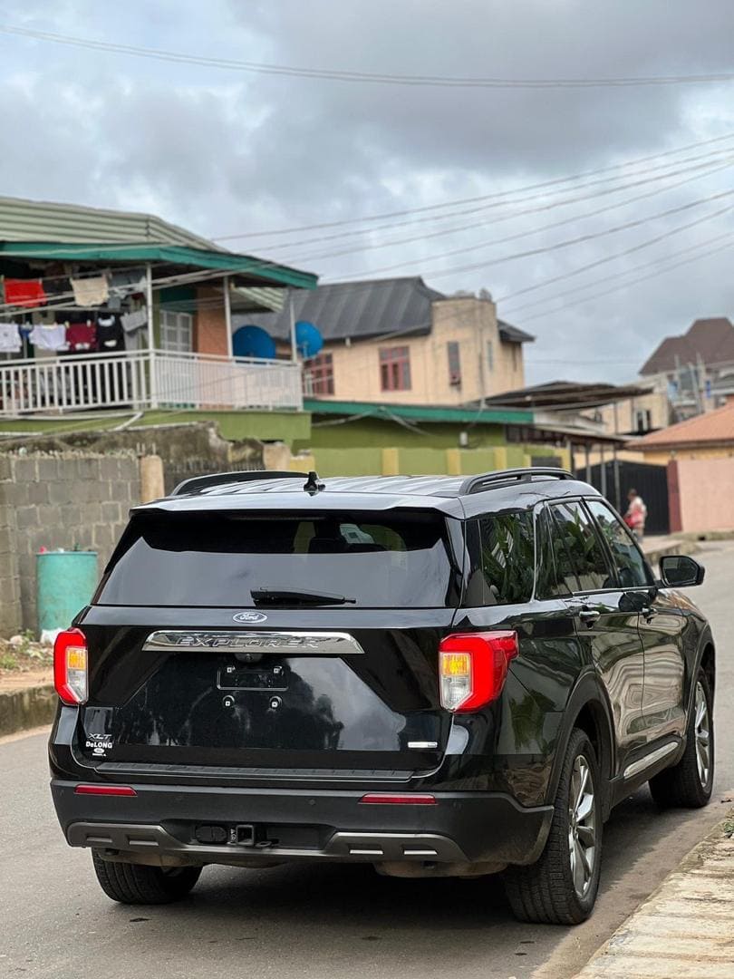 
								2020 Black Ford Explorer XLT full									