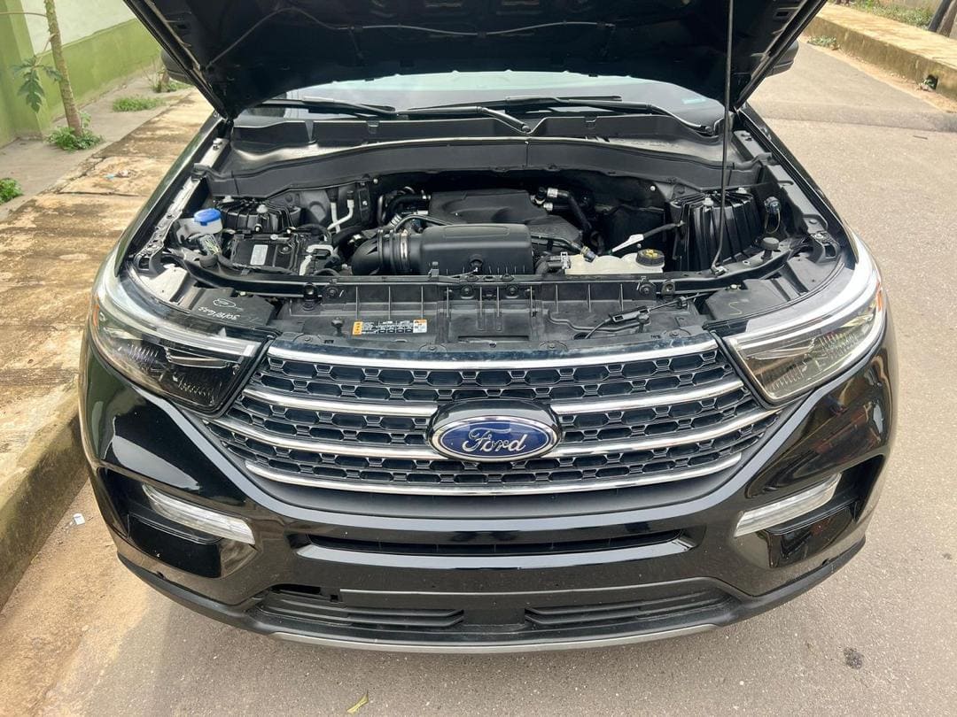 2020 Black Ford Explorer XLT