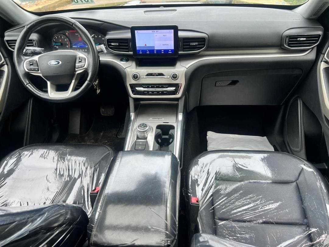 2020 Black Ford Explorer XLT