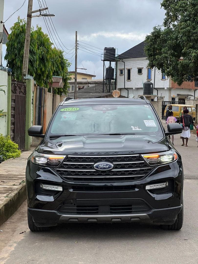 2020 Black Ford Explorer XLT
