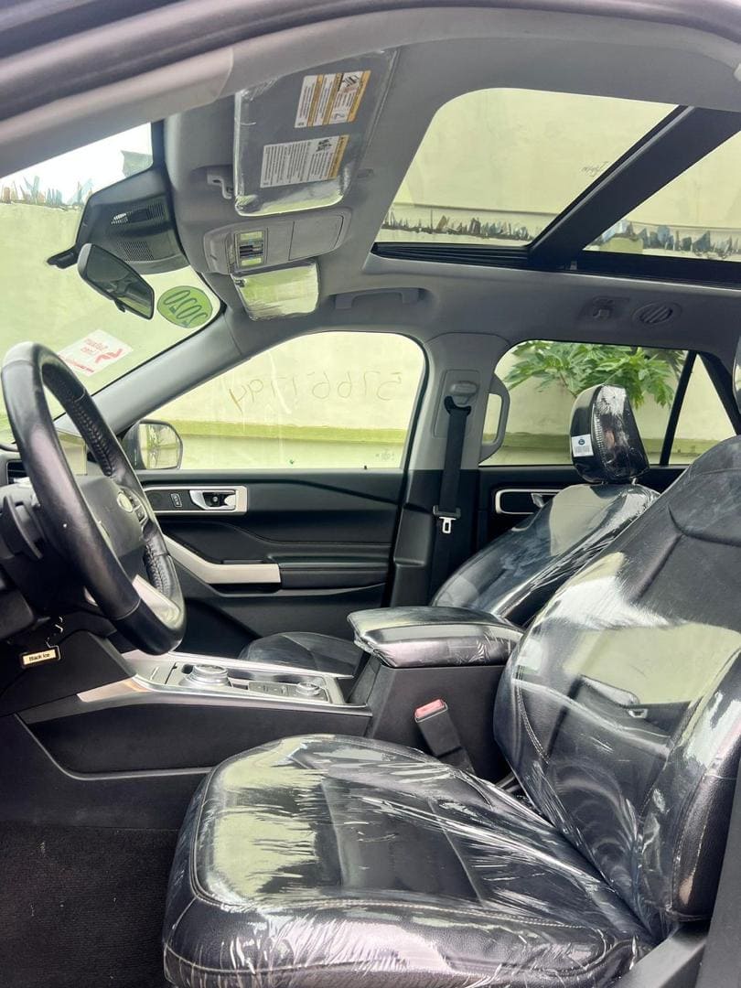 
								2020 Black Ford Explorer XLT full									