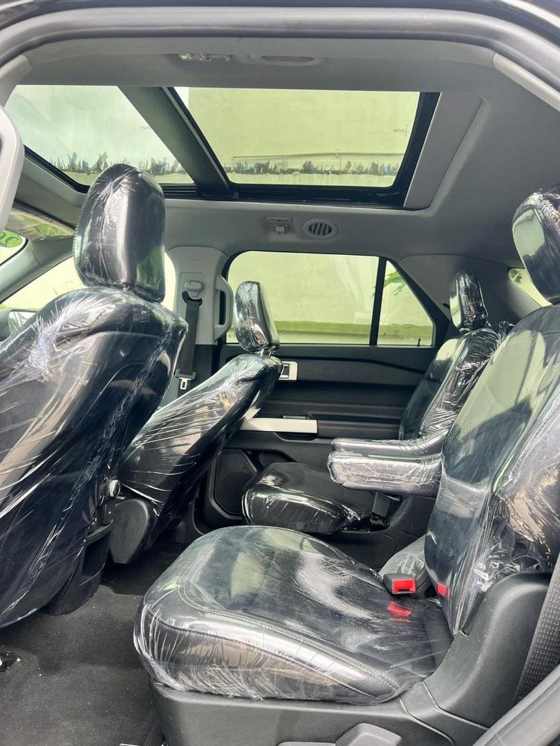 
								2020 Black Ford Explorer XLT full									