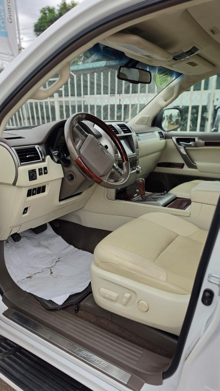 
								2011 Lexus GX460 White full									