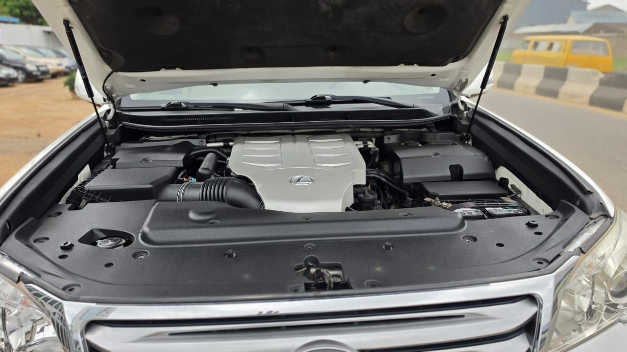 
								2011 Lexus GX460 White full									
