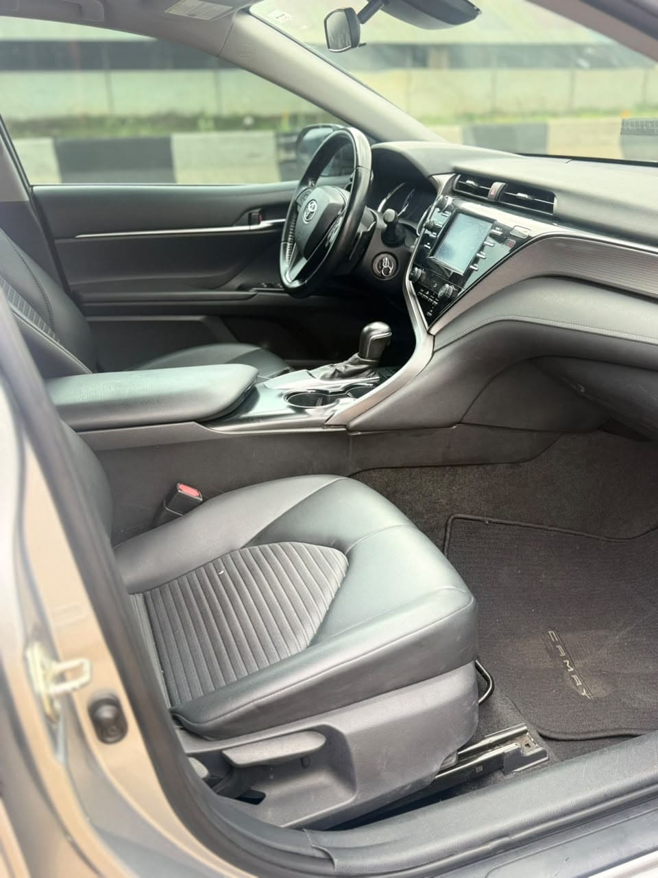 
								2019 Toyota Camry SE full									