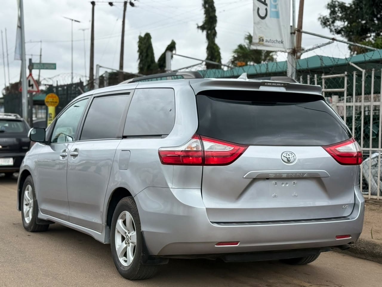 
								2018 Toyota Sienna LE full									