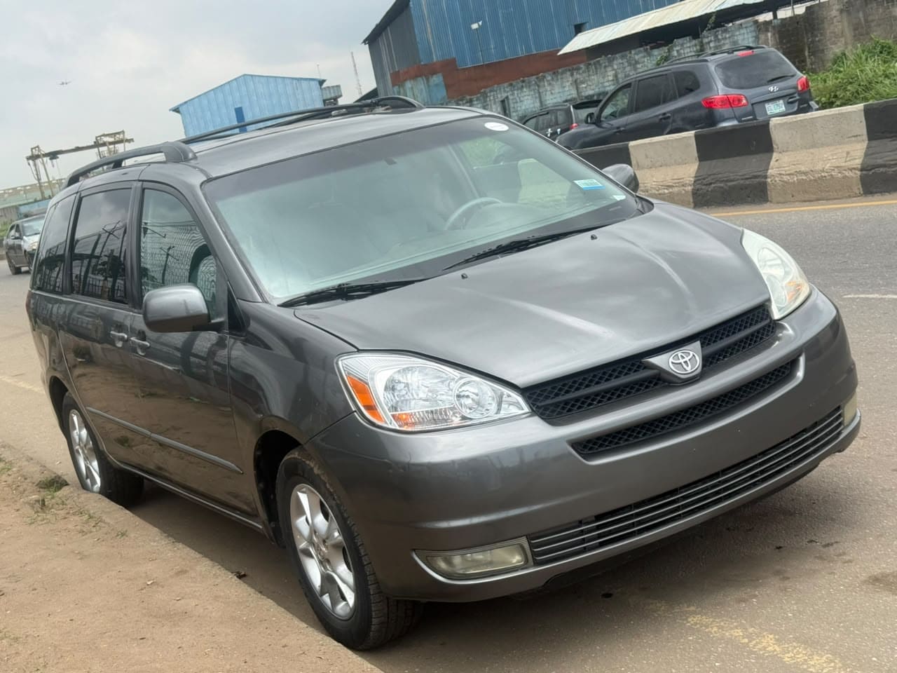 
								2005 Toyota Sienna XLE full									
