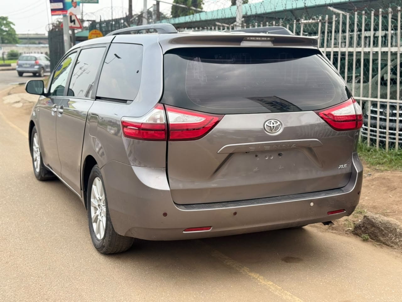 
								2017 Toyota Sienna XLE full									